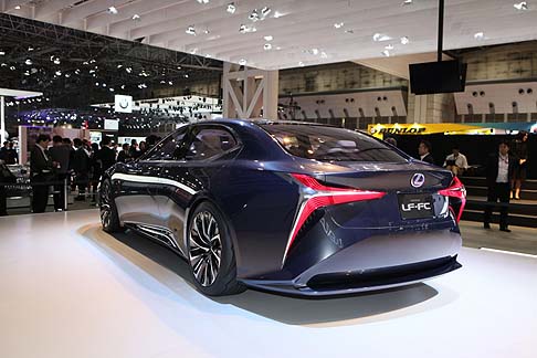 Lexus - L'interno spazioso della LF-FC  stato progettato per avvolgere i suoi occupanti in un ambiente confortevole e futuristico.