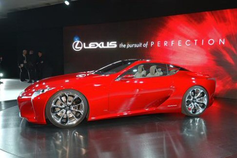 Lexus - Le finiture risultano lussuose, realizzate con materiali pregiati come pelle, camoscio, legno e metallo.