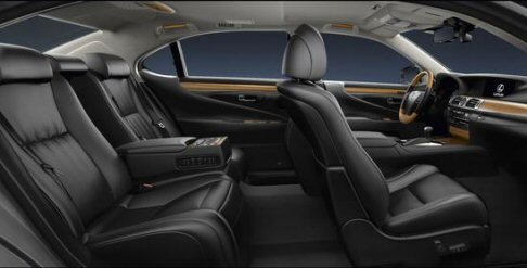 Lexus - La nuova LS Hybrid, infine, offre straordinari livelli di sicurezza grazie al nuovo sistema Advanced Pre-Crash Safety (A-PCS), che consente di evitare le potenziali collisioni, e ai fari abbinati al nuovo Sistema di Abbaglianti Attivi (AHS).