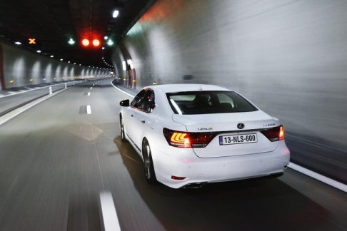 Lexus - I livelli di isolamento acustico sono stati sottoposti a miglioramenti, assicurando il superamento degli standard di silenziosit per cui lammiraglia Lexus  gi nota.