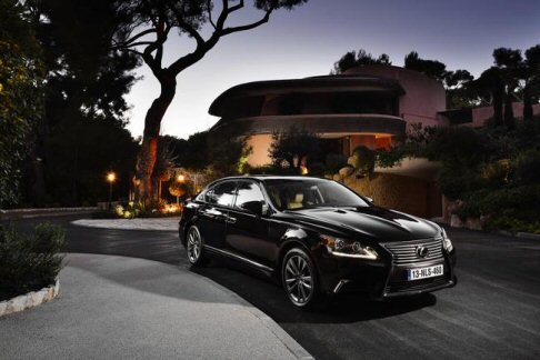 Lexus - LS 600h full hybrid dispone di serie di trazione integrale, e sulle varianti F SPORT di un sistema di stabilizzazione attiva. 