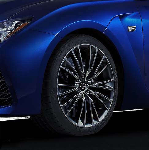 Lexus - I sedili sono disponibili in una selezione di cinque finiture in pelle, ognuno con cuciture a contrasto. 