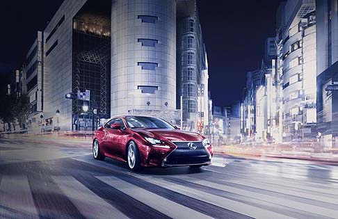 Lexus - Lexus RC Concept si fa notare per luso ancora pi aggressivo della griglia, tratto iconico della gamma Lexus e per le scelte cromatiche degli interni, che creano un ambiente unico e sofisticato. 