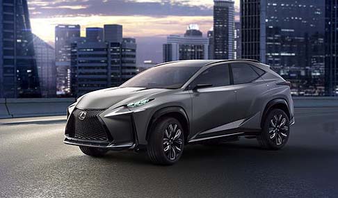 Lexus - La Lexus LF-NX viene presentata nellinedita variante abbinata al motore 2.0 litri turbo di nuova concezione. 