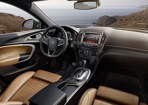 Opel - Il touchpad  integrato nella consolle centrale e offre un modo inedito di accedere al sistema di infotainment.