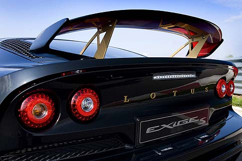 Lotus - Il potente propulsore V6 3.5L sovralimentato dalla potenza di 350 CV e 400 Nm di coppia massima assicura il top in fatto di prestazioni dinamiche. 