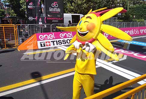 Giro dItalia - Mascotte al Giro dItalia 2022 a Reggio Emilia 11^ tappa