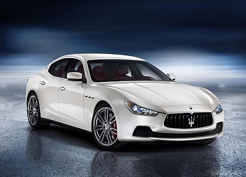 Maserati - La Maserati Ghibli, anticipata da alcuni scatti diffusi dal marchio del lusso italiano, rappresenta la nuova berlina a quattro porte di fascia premium del segmento E.