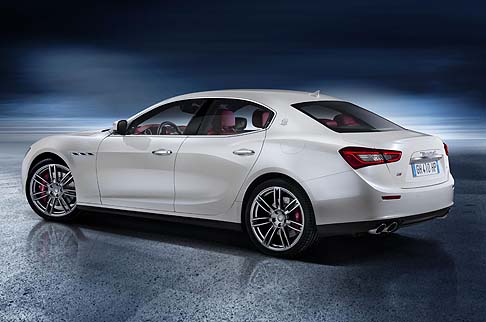 Maserati - Prima Maserati dotata del motore V6 turbodiesel da 3,0 litri nella storia del Tridente, la Ghibli riflette la convinzione dell'azienda che intende esprimere la propria individualit attraverso un'auto distintiva, elegante e lussuosa. 