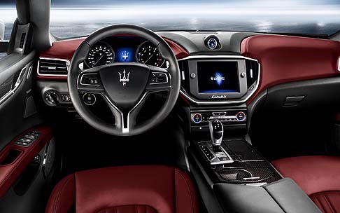 Maserati - A bordo, lambiente  sportivo ed elegante. Spiccano tra le dotazioni il sistema di infotainment con un grande schermo incastonato tra le bocchette daerazione e una cornice cromata, oltre ai rivestimenti bicolore. 