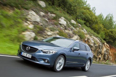 Mazda - Sia la berlina che la wagon offrono spazio posteriore per le gambe e le ginocchia al top del segmento.