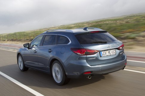 Mazda - Anche il bagagliaio  al vertice della categoria, grazie alla capacit per la berlina di 489 litri e per la wagon di 522 litri o di 1664 litri con i sedili posteriori abbattuti. 