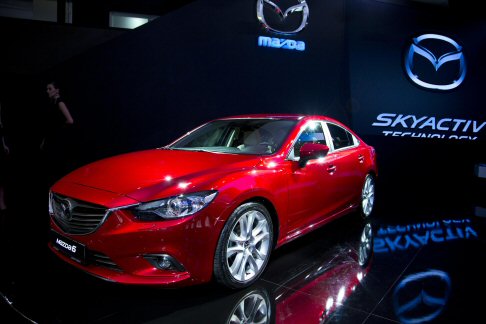 Mazda - Arriva la terza generazione della Mazda 6 berlina, lelegante vettura nipponica, che vanta le pi recenti soluzioni tecnico-stilistiche che il costruttore di Hiroshima ha gi introdotto con il nuovo suv CX-5. 