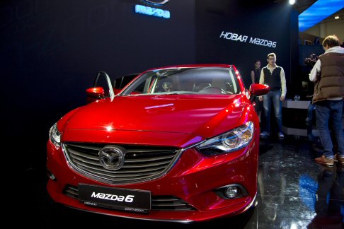 Mazda - Grazie al passo di 2.830 mm, di 110 mm più lungo rispetto alla Mazda6 di serie, la nuova berlina berlina offre agli occupanti posteriori uno spazio più ampio.