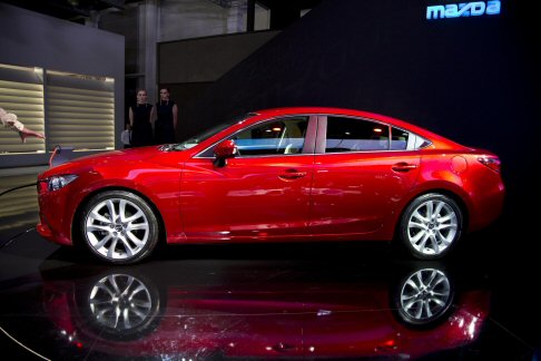 Mazda - Il telaio SKYACTIV prevede sospensioni MacPherson all´anteriore, multi-link al posteriore, servosterzo elettrico, servofreno ottimizzato e aerodinamica migliorata anche nel sottoscocca per un Cx pari a 0,26.. 