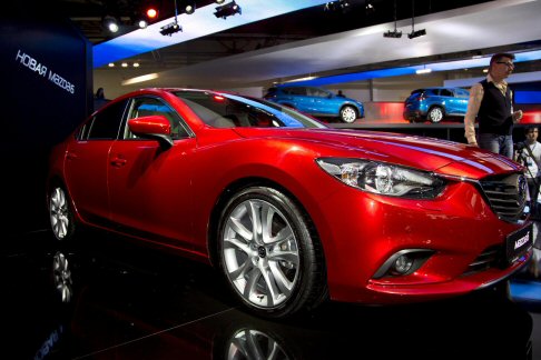 Mazda - Con il pi potente SKYACTIV-G 2.5 arriva a 192 CV e 256 Nm, abbinato al sistema i-ELOOP e in combinazione con la trasmissione automatica i consumi toccano quota 6,4 l/100 km con emissioni di CO2 pari a 151 g/km.