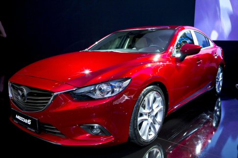 Mazda - Ricco lequipaggiamento, che include, fra i numerosi dispositivi di sicurezza e ausilio alla guida, il sistema di monitoraggio dellangolo cieco (RVM), le luci anteriori adattive (AFS).