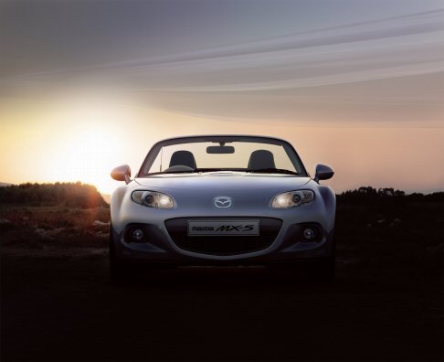 Mazda - La bestseller tra le openair Mazda MX-5 si aggiorna per essere ancora pi competitiva, puntando su un lieve facelift e nuove soluzioni meccaniche. 