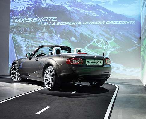 Mazda - Il successo di Mazda MX-5  incontestabile e lo dimostra anche lingresso nel Guinness dei Primati come spider pi venduta al mondo, con quasi 1 milione di esemplari prodotti e venduti a partire dal 1989.