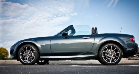 Mazda - Versione special per la Mazda MX-5, che in attesa del restyling, propone per il mercato del Belpaese una roadster ricca di nuovi e interessanti dotazioni.