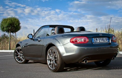 Mazda - Mazda MX-5 Phoenix Reloaded 2012 si propone esclusivamente nella motorizzazione 1.8L da 126 CV, sia nella versione Roadster che Roadster Coup.