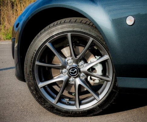 Mazda - Il divertimento di guida  assicurato grazie alla trazione posteriore, al perfetto bilanciamento dei pesi tra assale anteriore e posteriore (50:50), al baricentro ribassato, allelevata potenza specifica.