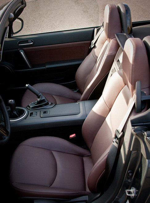 Mazda - Irrinunciabile la tecnologia, rappresentata dallinnovativo sistema di navigazione integrato in plancia con schermo da 5.8 pollici basato sulla tecnologia Tom Tom e un impianto audio con connessione AUX e presa USB. 