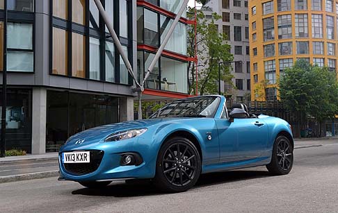 Mazda - La generosa dotazione di serie dell'edizione limitata Mazda MX-5 Sport Graphite comprende anche battitacco in acciaio, maniglie delle porte in tinta con la carrozzeria, airbag laterali, per conducente e passeggero.