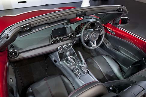 Mazda - Il peso contenuto della nuova MX-5 si ispira al modello originale, che rappresent nel 1989 unautentica rivoluzione nel segmento delle auto sportive.