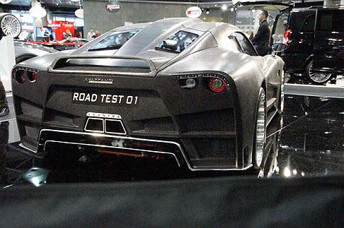 Mazzanti - I visitatori sono rimasti estasiati davanti ai nuovi, raffinati interni in alcantara e morbidissima pelle Luxpel totalmente naturale e trattata allanilina, al volante in carbonio con display e acquisitore dati della telemetria.
