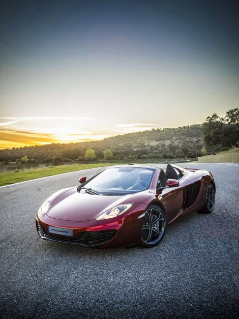 McLaren - Commercializzata al prezzo di 235.600  in Italia, la vettura sar disponibile a partire da novembre 2012, presso la rete dei concessionari McLaren in tutto il mondo.