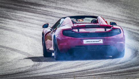 McLaren - Linedita 12C Spider  unauto sportiva di lusso a cielo aperto che offre unesclusiva combinazione di spettacolari prestazioni e maneggevolezza. 