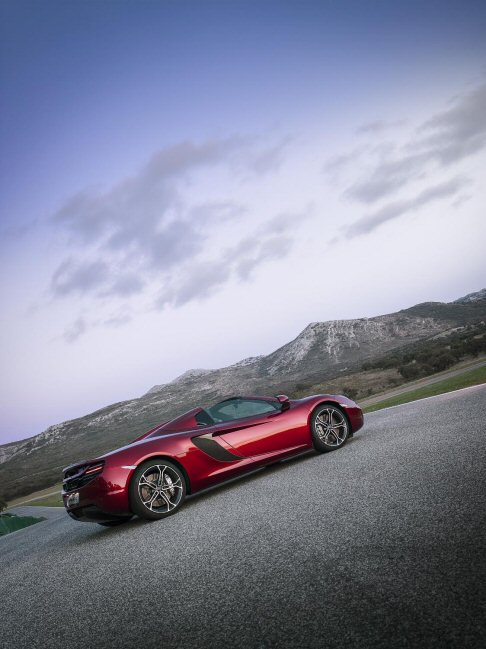 McLaren - La potenza della 12C Spider, garantita dal poderoso V8 biturbo da 3,8 litri, viene trasmessa alle ruote posteriori tramite il cambio a doppia frizione e 7 rapporti SSG.