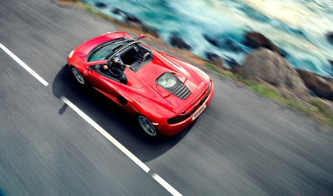 McLaren - Disegnata come una cabriolet, la 12C  dotata di una MonoCell di 75 kg, ottenendo una vettura sportiva quasi identica al suo equivalente a tetto fisso. 