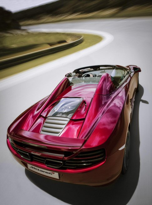 McLaren - A differenza di molti altri modelli scoperti, la copertura pu essere azionata con la vettura in movimento, fino a una velocit massima di 30 km/h. Dietro al guidatore e al passeggero si trova un lunotto posteriore che funge da frangivento. 