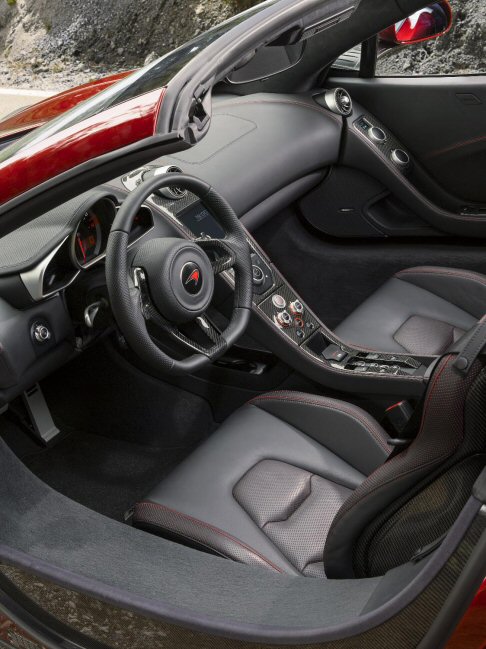McLaren - Con il tetto sollevato, larea sotto alla capote pu essere utilizzata per il trasporto di bagagli, con 52 litri di spazio utile. La vettura  infine dotata del sistema Roll Over Protection passivo, per massimizzare la sicurezza degli occupanti. 