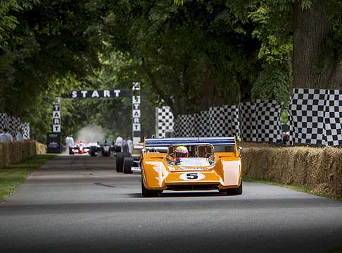 McLaren - Lestate bollente non frena i festeggiamenti della McLaren, impegnata durante lo scorso fine settimana a Goodwood nel ventesimo Festival annuale di velocit, dove il brand, leader del motorsport, ha celebrato il suo cinquantesimo anniversario.