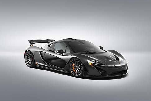 McLaren - Sul frontale la griglia del radiatore in alluminio con dettagli argentati propone un paraurti in fibra di carbonio. Il bodykit  in Stirling Grey con rifiniture in fibra di carbonio e cerchi in lega dello stesso colore