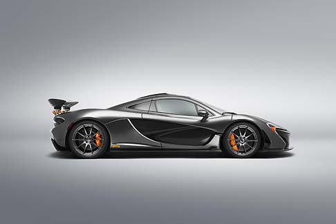 McLaren - Nel posteriore, il logo P1 arancione offre un contrasto cromatico di grande appeal con la livrea di colore scuro e ben si abbina alle pinze dei freni e ai dettagli dellalettone, realizzati nella stessa vivace tonalit.