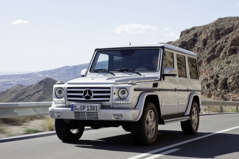 Mercedes-Benz - Ricercati allestimenti, realizzati con materiali di elevata qualit caratterizzano gli interni, con il quadro strumenti e la console ridisegnati. 