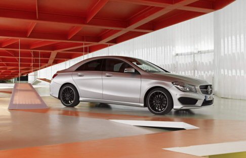 Mercedes-Benz - Dal punto di vista estetico spiccano il cofano motore con powerdome incastonato nel frontale e la mascherina del radiatore Matrix. La fiancata viene modellata da tre linee pronunciate, che conferiscono maggiore profondit e dinamismo.