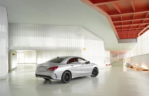 Mercedes-Benz - Nella plancia portastrumenti sono integrate cinque bocchette di ventilazione circolari dalle cornici esterne galvanizzate. Completa il kit di dotazioni un display tablet. 