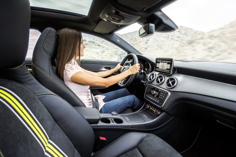 Mercedes-Benz - La vettura stabilisce un record per quanto riguarda l aerodinamica (0,22 cx), dotandosi di sistemi di sicurezza allavanguardia, come il COLLISION PREVENTION ASSIST perfezionato.