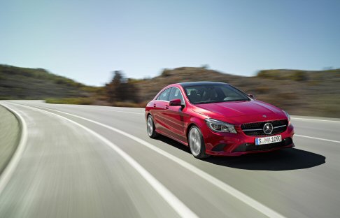 Mercedes-Benz - Nella CLA sono anche disponibili il pacchetto di assistenza alla guida con Blind Spot Assist e sistema antisbandamento o il sistema di assistenza abbaglianti adattivi.