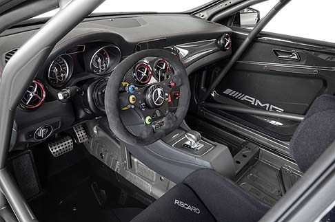 Mercedes - Come la SLS AMG GT3, anche la CLA 45 AMG Racing Series di Mercedes AMG  stata sviluppato in collaborazione con HWA AG, responsabile per lo sviluppo e l'impiego delle vetture DTM di Mercedes-AMG. 