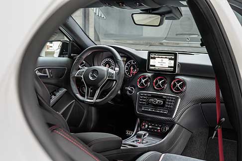 Mercedes-Benz - Mercedes Classe A 45 AMG interni vettura con ampio cruscotto centrale e dispaly di comandi e navigazione