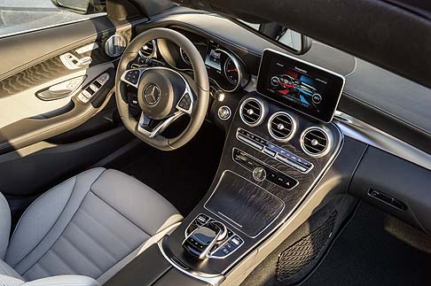 Mercedes-Benz - A bordo un touchpad sviluppato da Mercedes-Benz  in grado di gestire tutte le funzioni della head unit. Unaltra novit  il display head-up, che permette di visualizzare le principali informazioni direttamente nel campo visivo del guidatore.