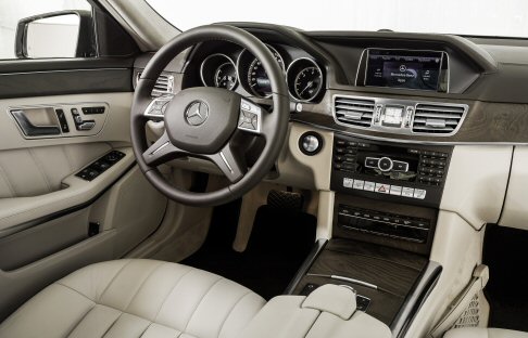 Mercedes-Benz - La Classe E, nella versione berlina e station-wagon, offre una gamma ricca di motorizzazioni diesel e benzina, potenti ed efficienti. 