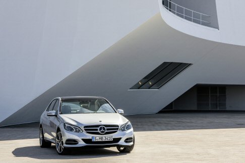 Mercedes-Benz - La gamma di motorizzazioni  completata dall'E 300 BlueTEC HYBRID, che combina il motore diesel a quattro cilindri con un motore elettrico per una potenza complessiva di 231 CV. 
