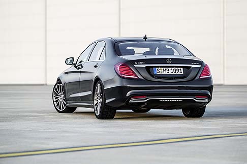 Mercedes-Benz - Lequipaggiamento include dispositivi come il Distronic Plus con sistema di assistenza allo sterzo e Stop&Go Pilot.